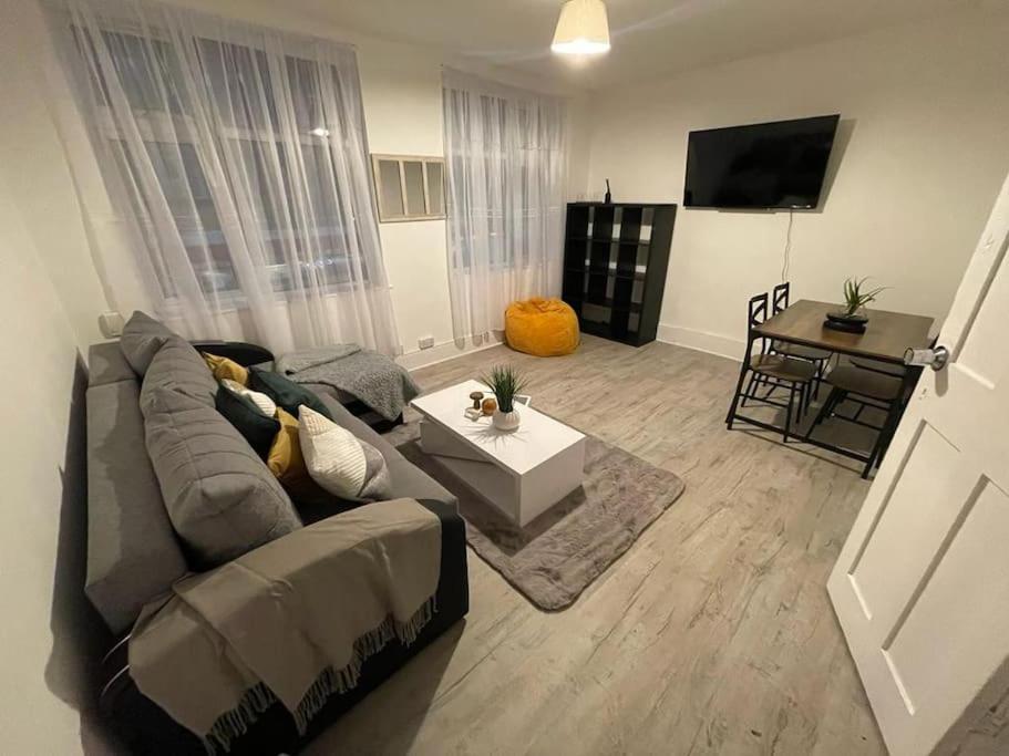 Comfortable 2 Bedroom On Tower Bridge Londra Esterno foto